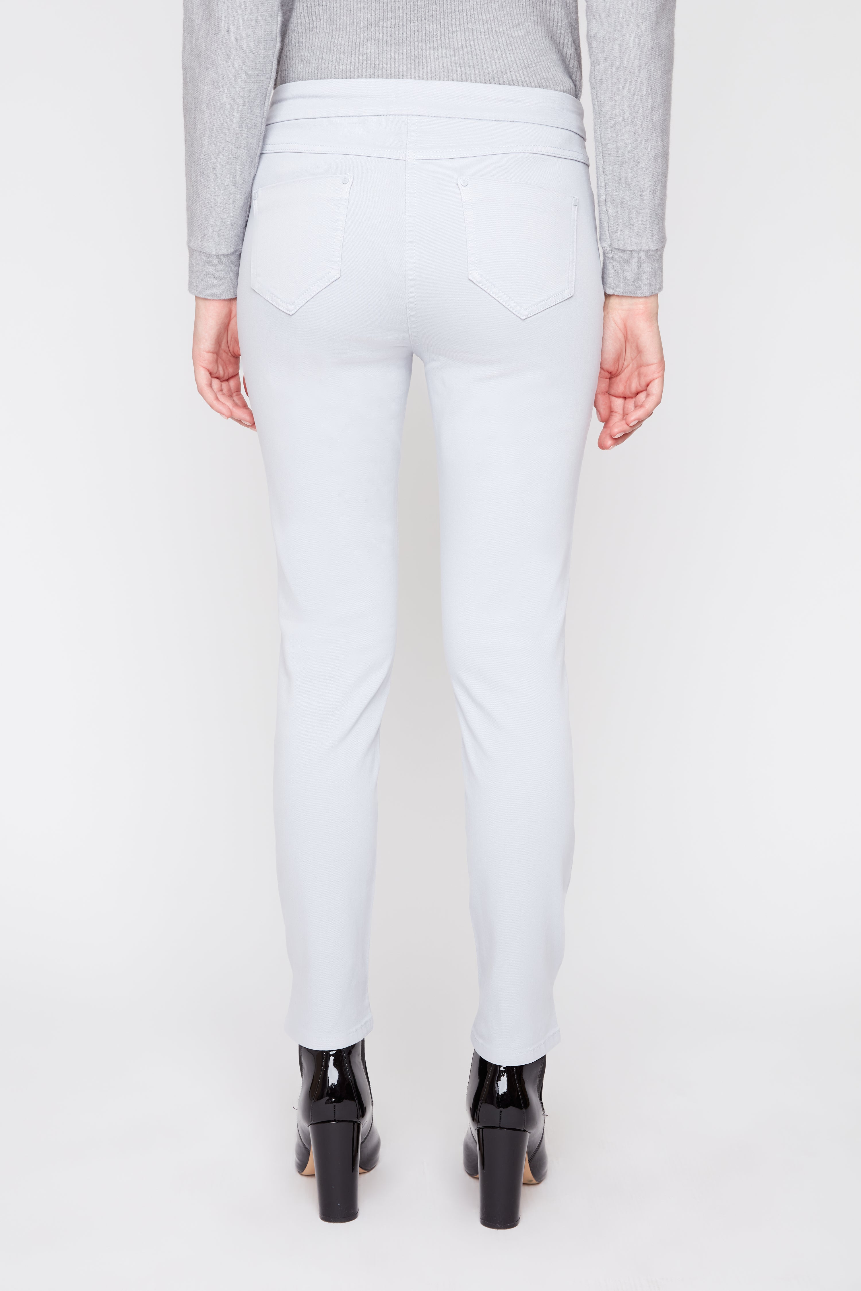 Pantalon en jean coloré à enfiler coupe ajustée avec quatre poches – Storm